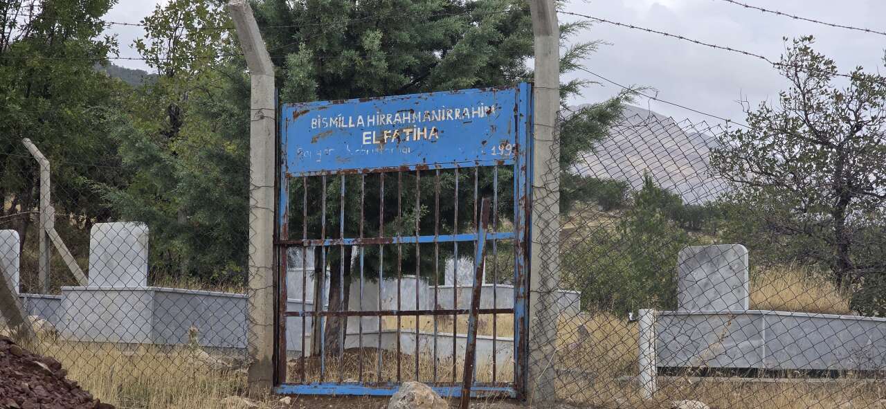 Ölüm gelmeden hazırlığını yaptı! Eşiyle kendine mezar kazdırdı 8